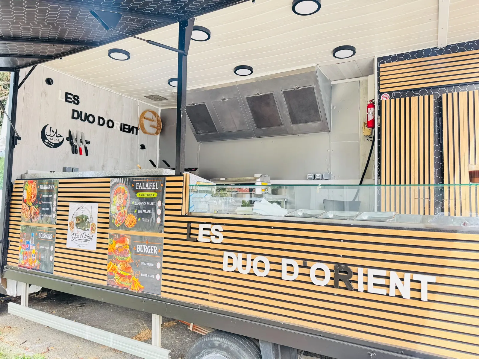 Le food truck Les Duo d'Orient ouvert, comptoir et cuisine