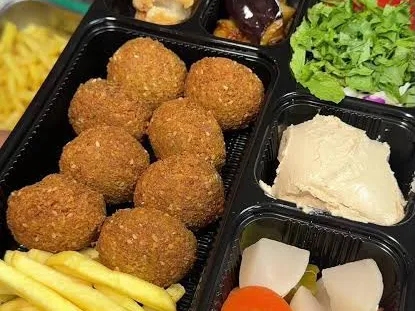 Box falafel avec frites, houmous, salade et pickles
