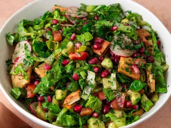 Fattouch : salade, radis, grenade et pain grillé