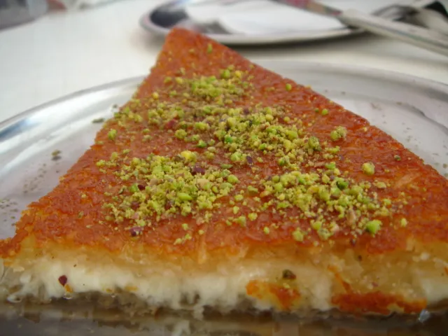 Part de kanafa dorée aux pistaches