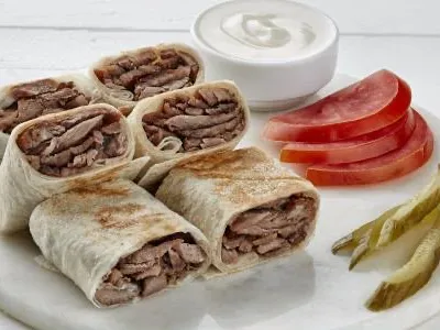 Shawarma viande roulé, tomates et cornichons